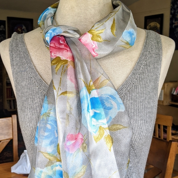 💙 Blue & Pink Roses Scarf #hundredsofscarves - Picture 1 of 2